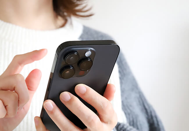 スマホで予約している女性